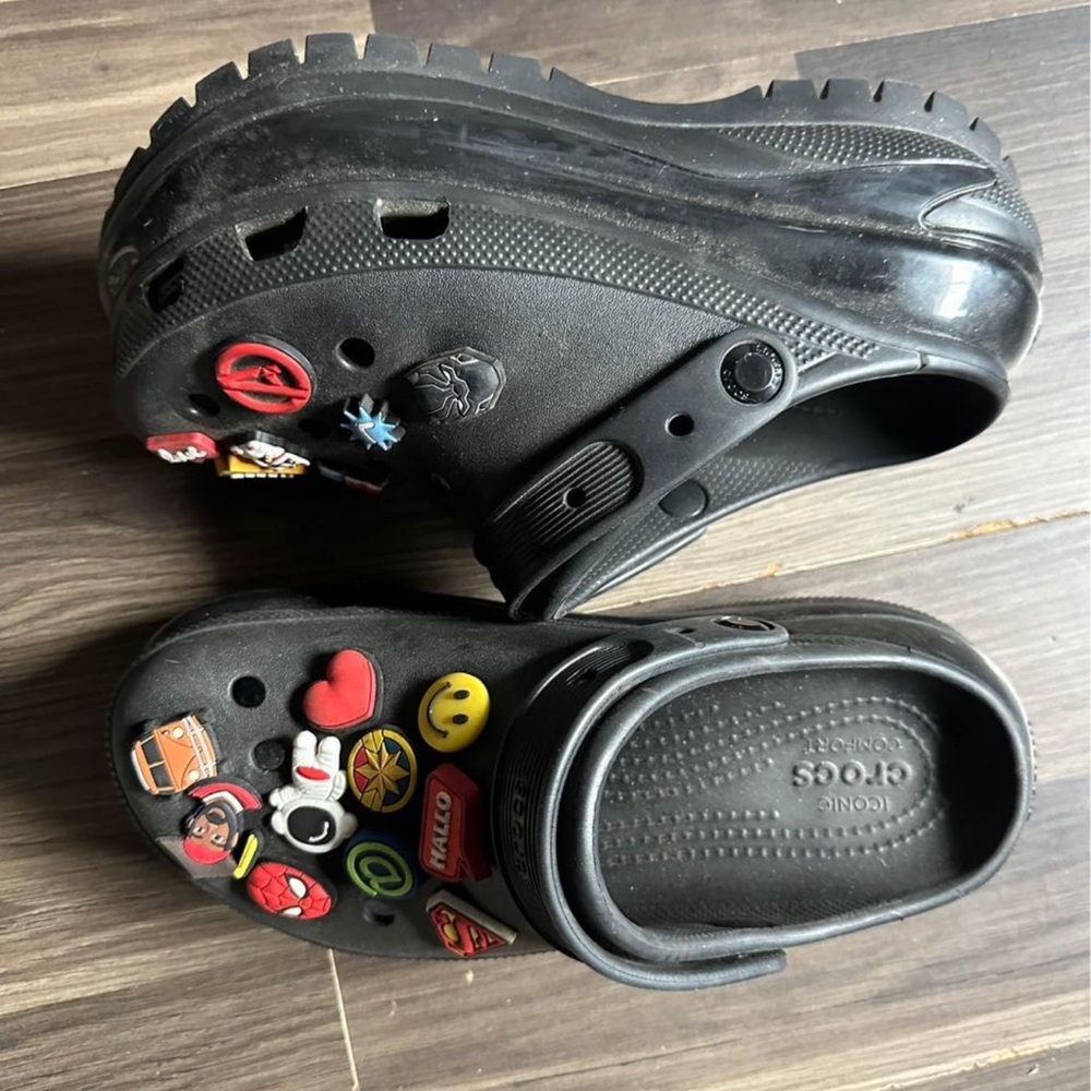 Crocs mega crush size 9 (jibbetz included)